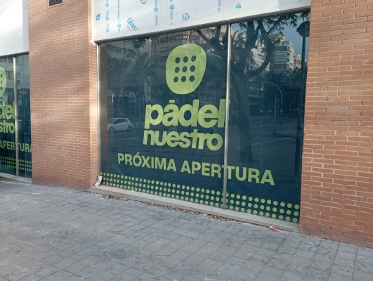La murciana Pádel Nuestro abrirá en la antigua oficina de empresas de Caixabank en Alicante
