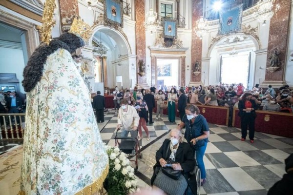 La Basílica celebra este miércoles su tradicional Besamanos de la Virgen de los Desamparados