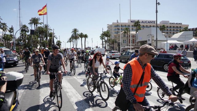 Alacant en Bici plantea a los partidos un decálogo de medidas para fomentar el uso de la bicicleta