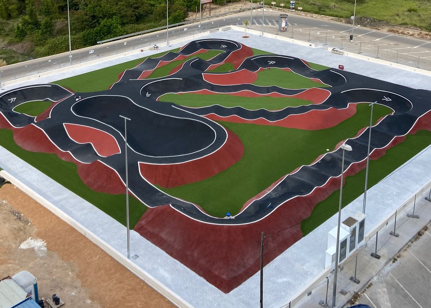 Oliva finaliza el nuevo circuito Pumptrack para la práctica deportiva con bicicletas, skate y patines