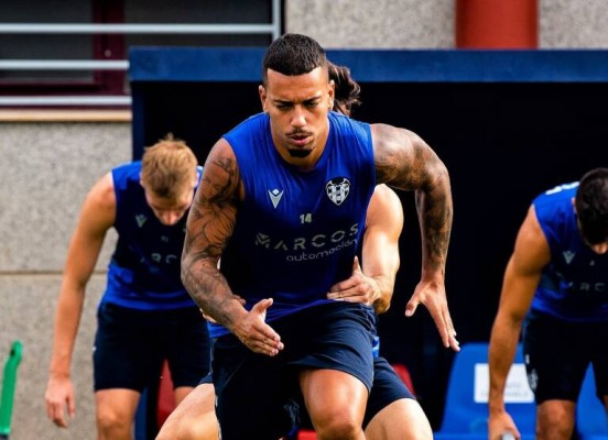 Vezo, con el grupo de forma parcial tras superar una lesión muscular
