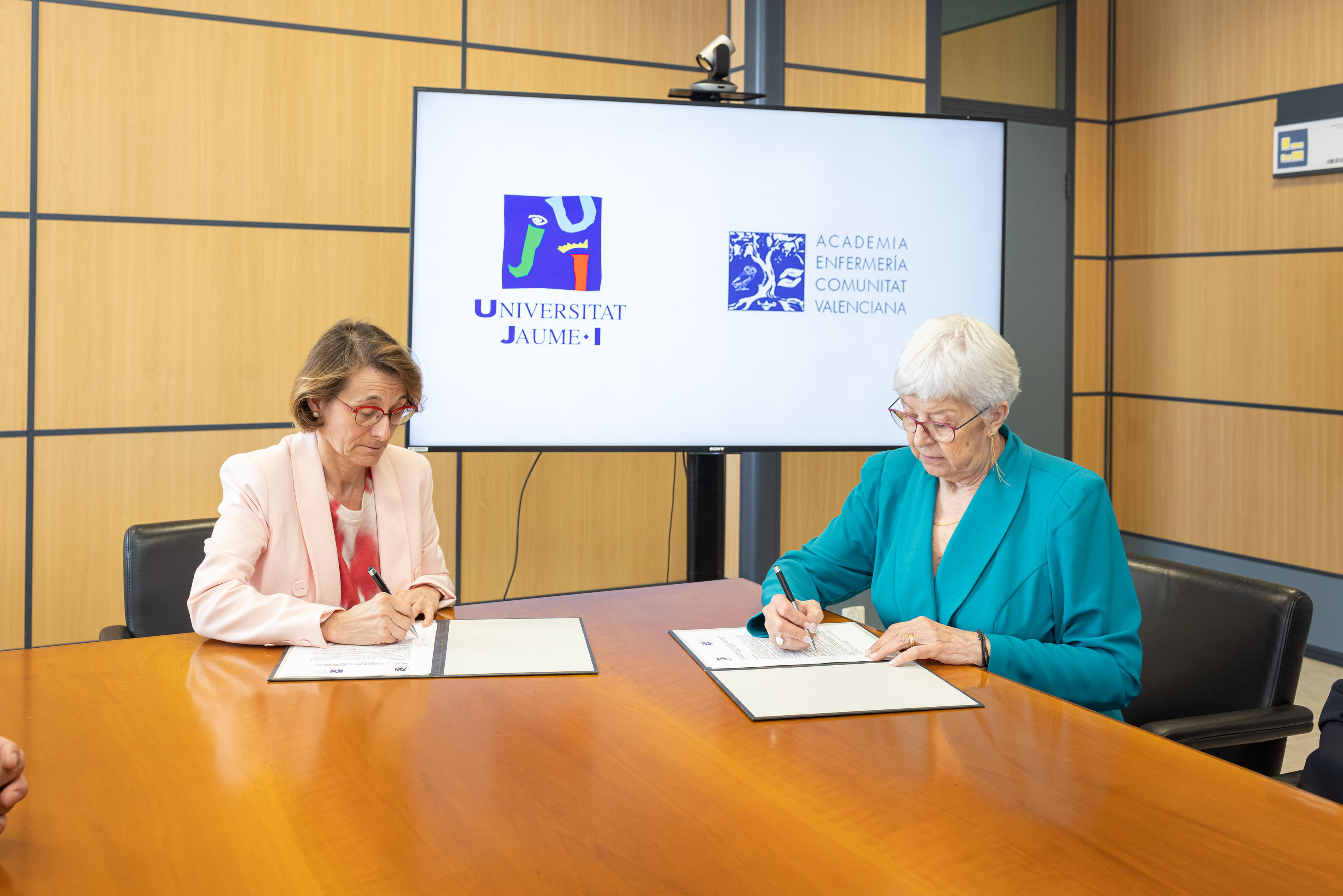 La rectora de la Universitat Jaume I, Eva Alcón, y la presidenta de la Academia de Enfermería de la Comunidad Valenciana (AECV), Esperanza Ferre. Foto: Damián Llorens/ UJI - 