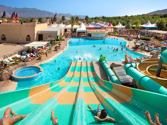 Benidorm cierra dos campings en plena temporada alta del sector y con establecimientos desbordados