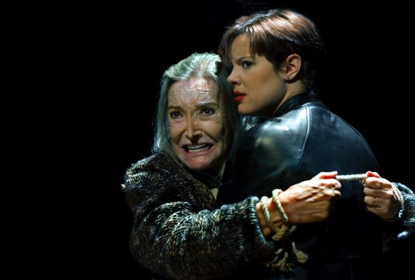 Mujeres por hombres en el teatro y viceversa

