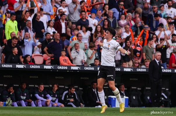 El Valencia gana la batalla al Real Madrid y roza la permanencia