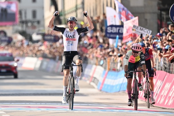 McNulty vence a Healy al esprint para adjudicarse en Bérgamo la decimoquinta etapa