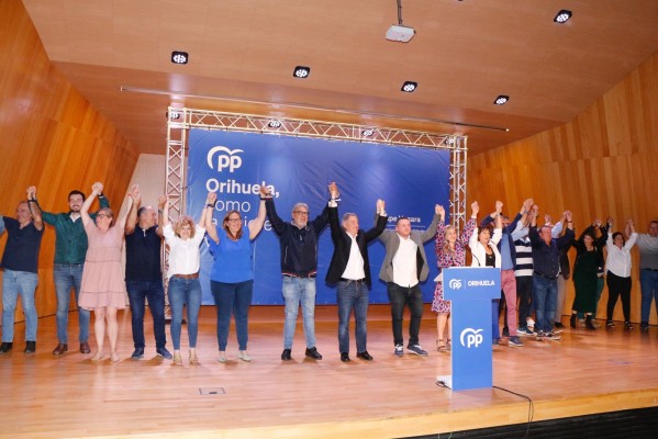 Pepe Vegara (PP) se da un baño de masas en la pedanía de San Bartolomé