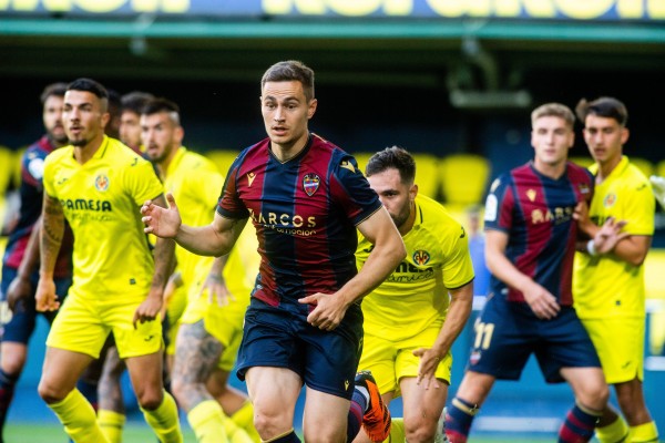 El Villarreal B cae ante el Levante UD que mantiene las opciones del ascenso directo