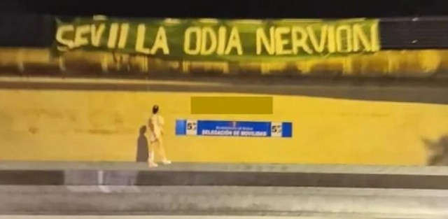 Aparece un muñeco con la camiseta de Jordán colgado de un puente en Sevilla