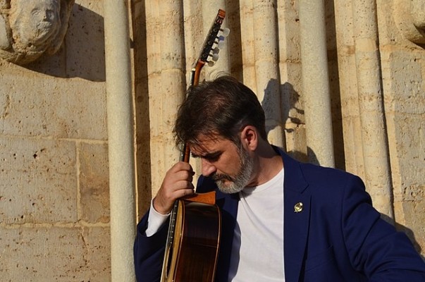 El guitarrista valenciano Rafael Serrallet tocará con la orquesta de Ucrania en Kiev