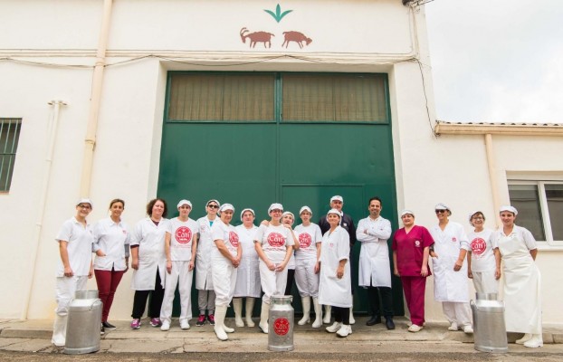 Catí preserva l'essència de la tradició formatgera de la comarca i l'exporta arreu del món
