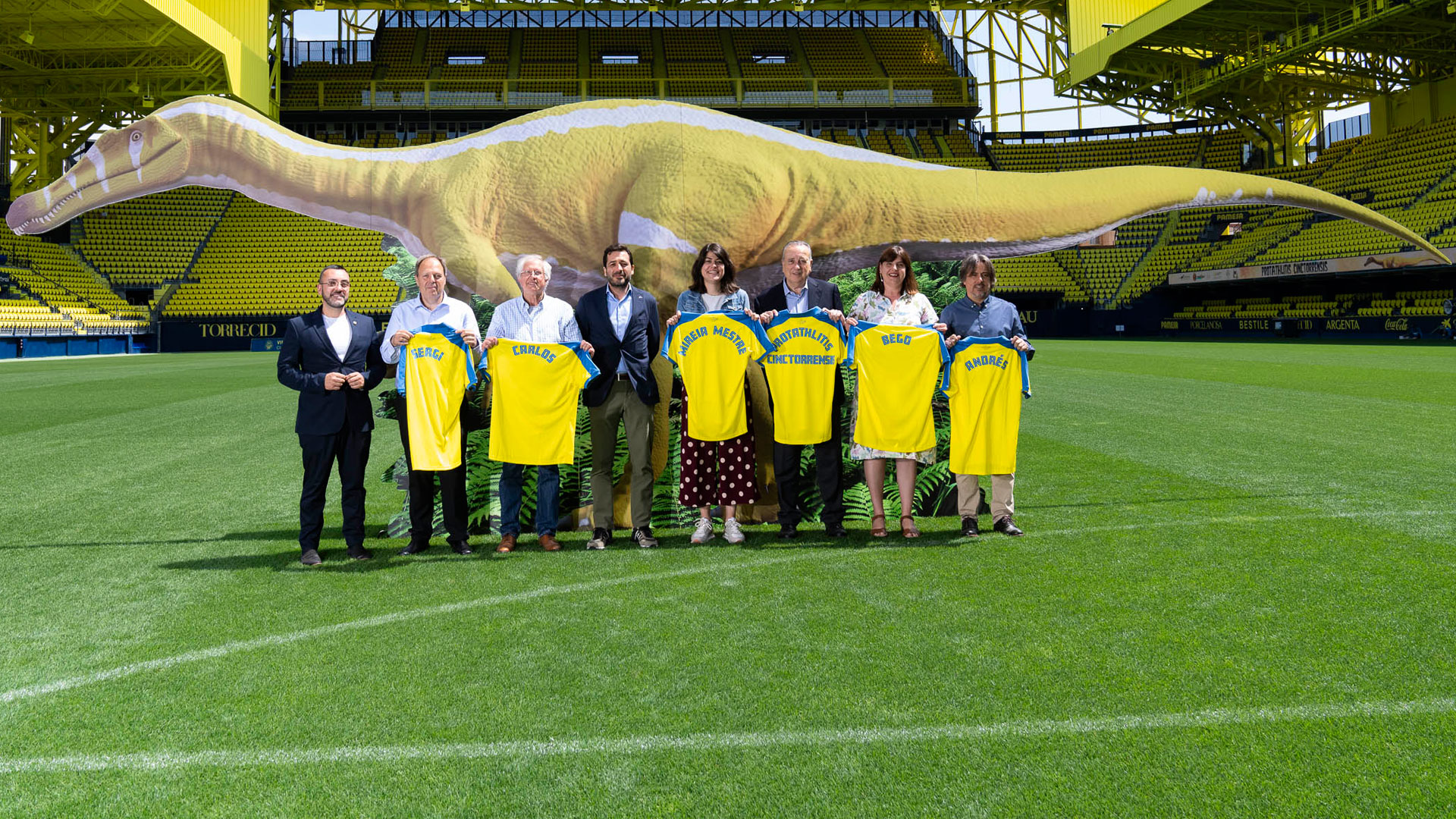 El Villarreal CF presenta al Protathlitis cinctorrensis, dinosaurio bautizado en su honor
