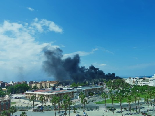 Extinguido un incendio en un edificio en obras en plena playa de Las Arenas de València 