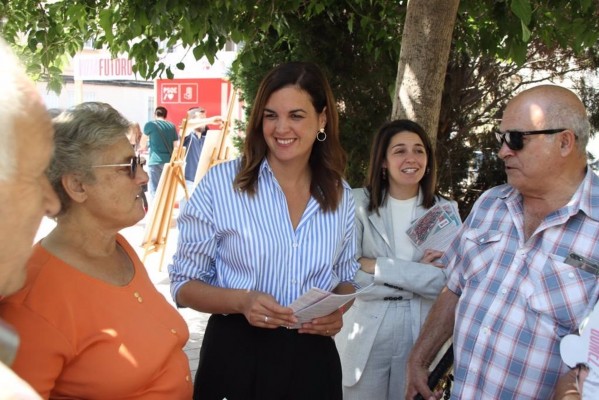 Gómez promete desarrollar un plan para la Malvarrosa que prevé derribos en las Casitas Rosa