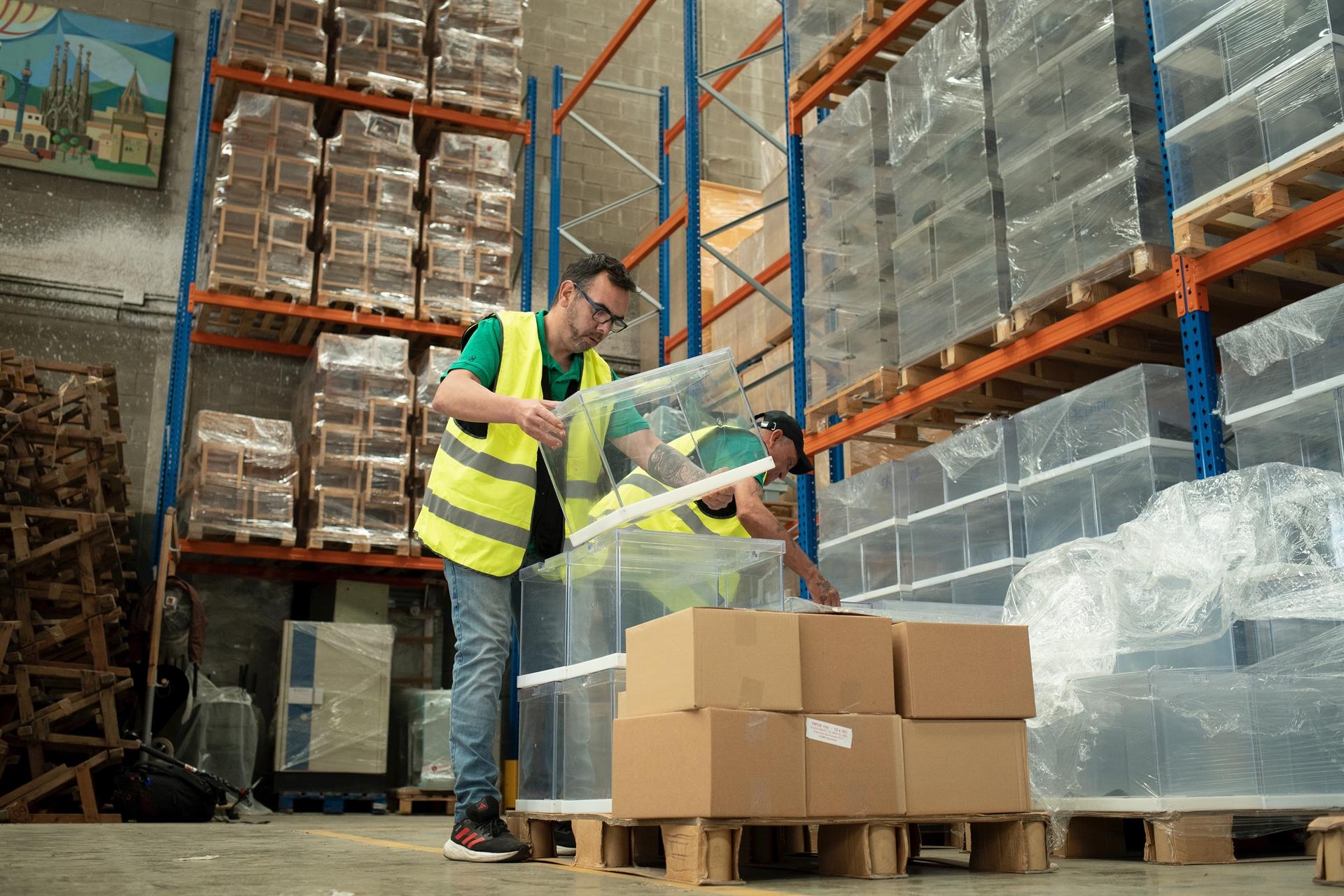 Operarios organizan el material electoral - Foto: David Zorrakino - Europa Press  - 