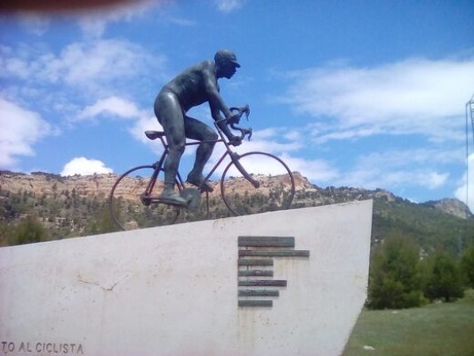 Roban la escultura al ciclista que corona el Xorret del Catí, en Castalla