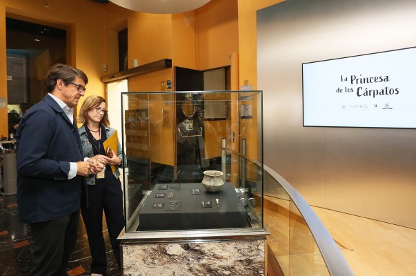 El MARQ expone por primera vez el ajuar funerario de una sepultura de la Edad de Bronce 