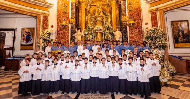 Ofrenda del Valencia a la Mare de Déu por centenarios de su Coronación y de Mestalla
