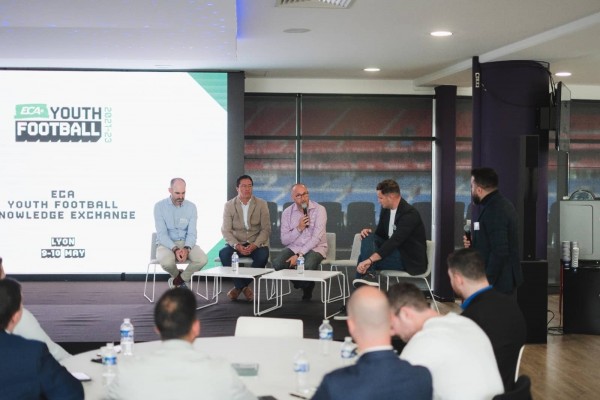 El Valencia CF expone su modelo de Academia VCF en la ECA
