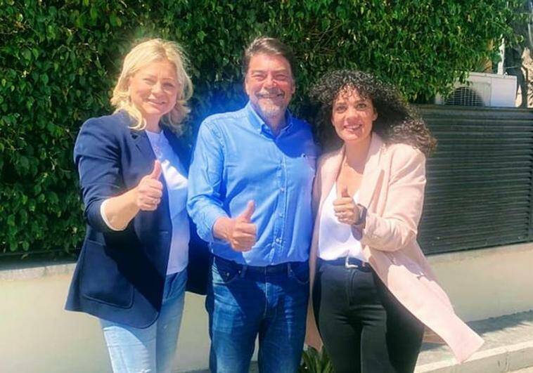 El alcalde de Alicante, Luis Barcala, junto a la nueva edil del PP, Cristina García, y la también candidata 'popular' Cristina Cutanda. - 