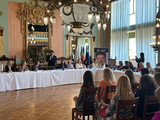 Barcala y Montserrat abogan por la conciliación en un encuentro con empresarias en Alicante