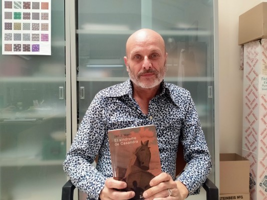 La novela de Jan J. Martí que habla de amistad en una distopía factible: publica 'El síndrome de Casandra'