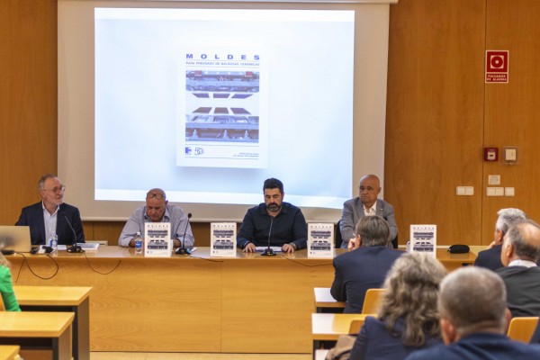 Macer celebra su medio siglo con el libro 'Moldes para prensado de baldosas cerámicas'