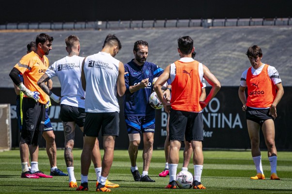 Baraja ensaya en Paterna el once que podría alinear ante el Real Madrid