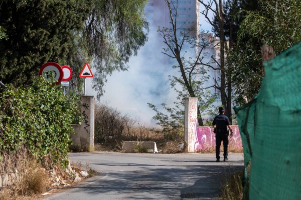 Siguen puntos calientes en el incendio de la partida de Armanello, en Benidorm
