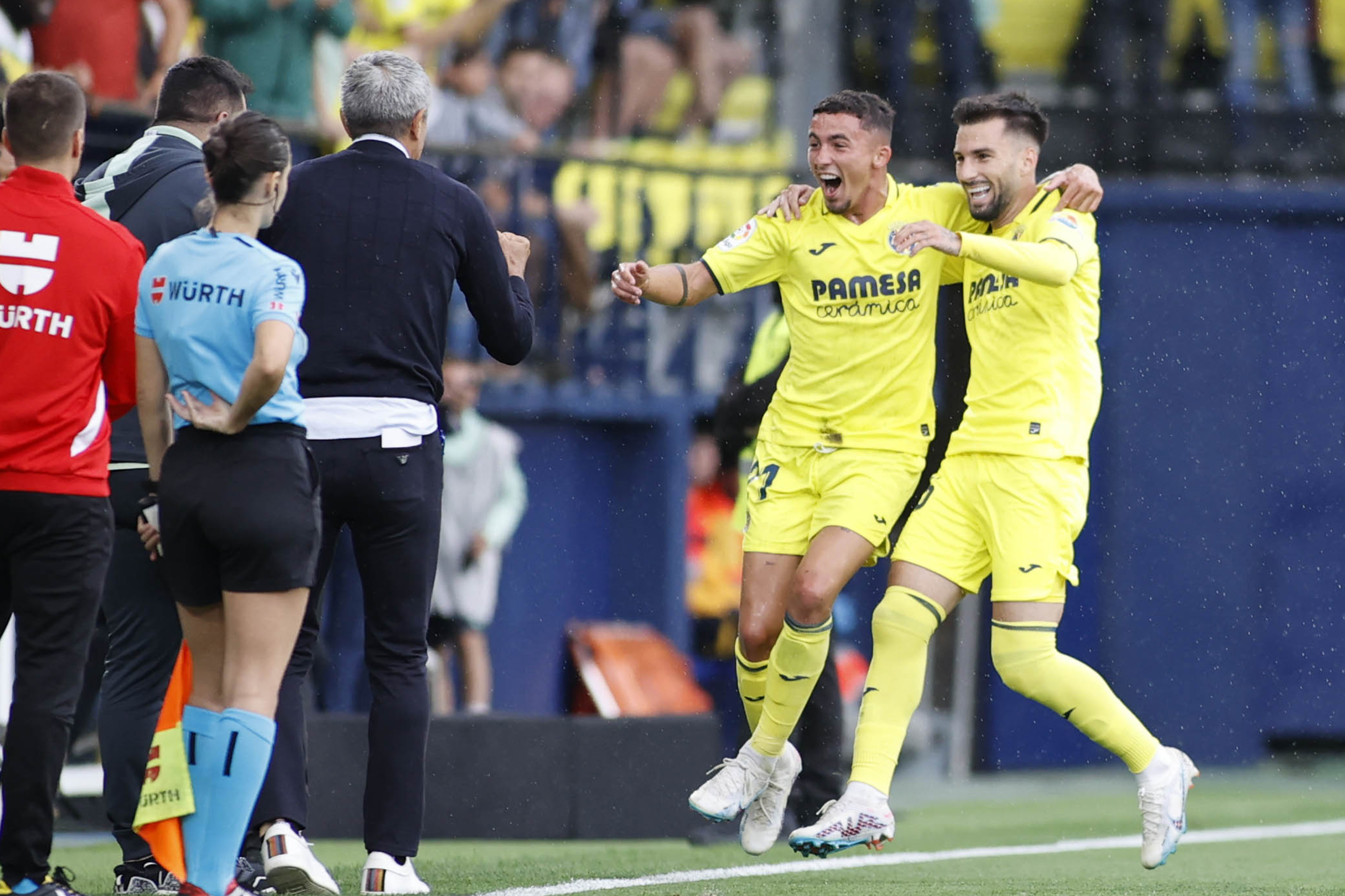Yeremy Pino y Álex Baena celebran frente a Quique Setién el gol de falta de Baena al Athletic. CARME RIPOLLÉS - 
