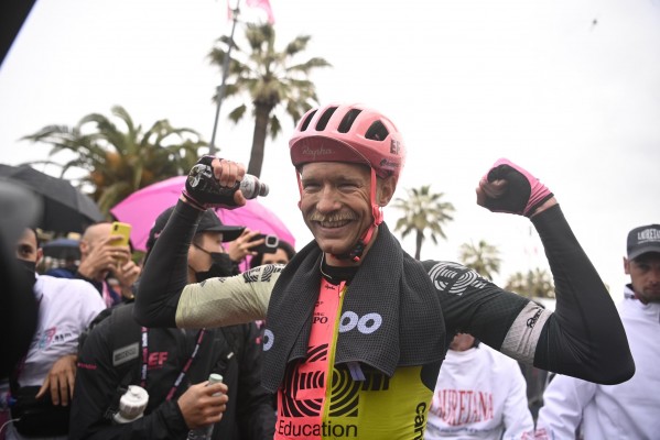Cort gana al esprint en Viareggio; Thomas se mantiene líder
