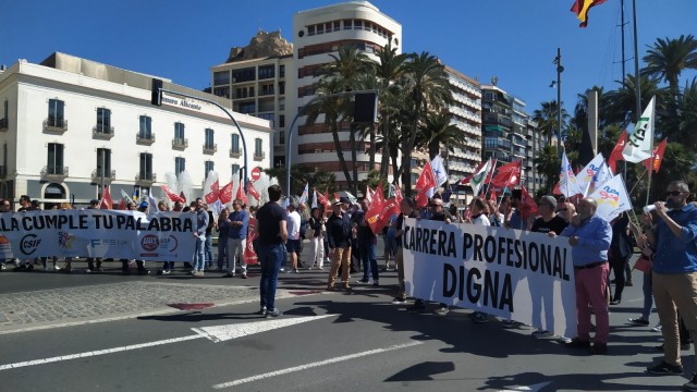 Los funcionarios de Alicante cortan el tráfico por sus mejoras laborales y salariales