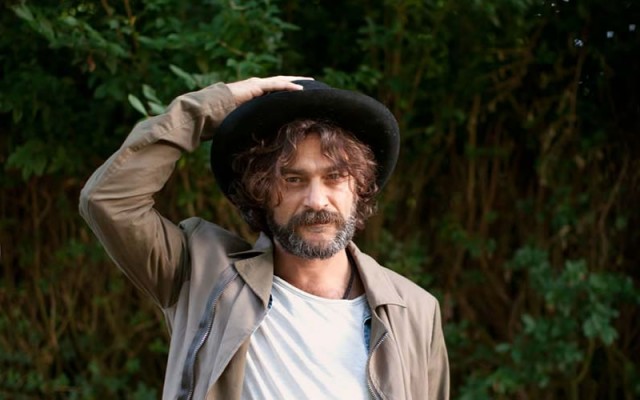 
Quique González: “A veces a los músicos nos falta un poco de conciencia de grupo, de defender lo nuestro y ser un poco más valientes”