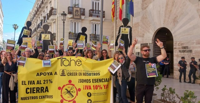 Peluqueros y esteticistas protestan de luto ante Les Corts para exigir la bajada del IVA al 10%
