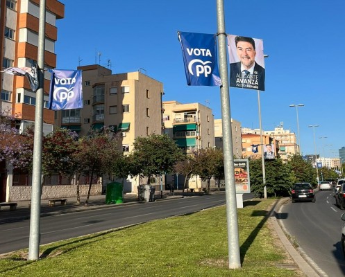 El PSOE insta a la Junta Electoral a forzar la retirada de la propaganda de Barcala en las farolas