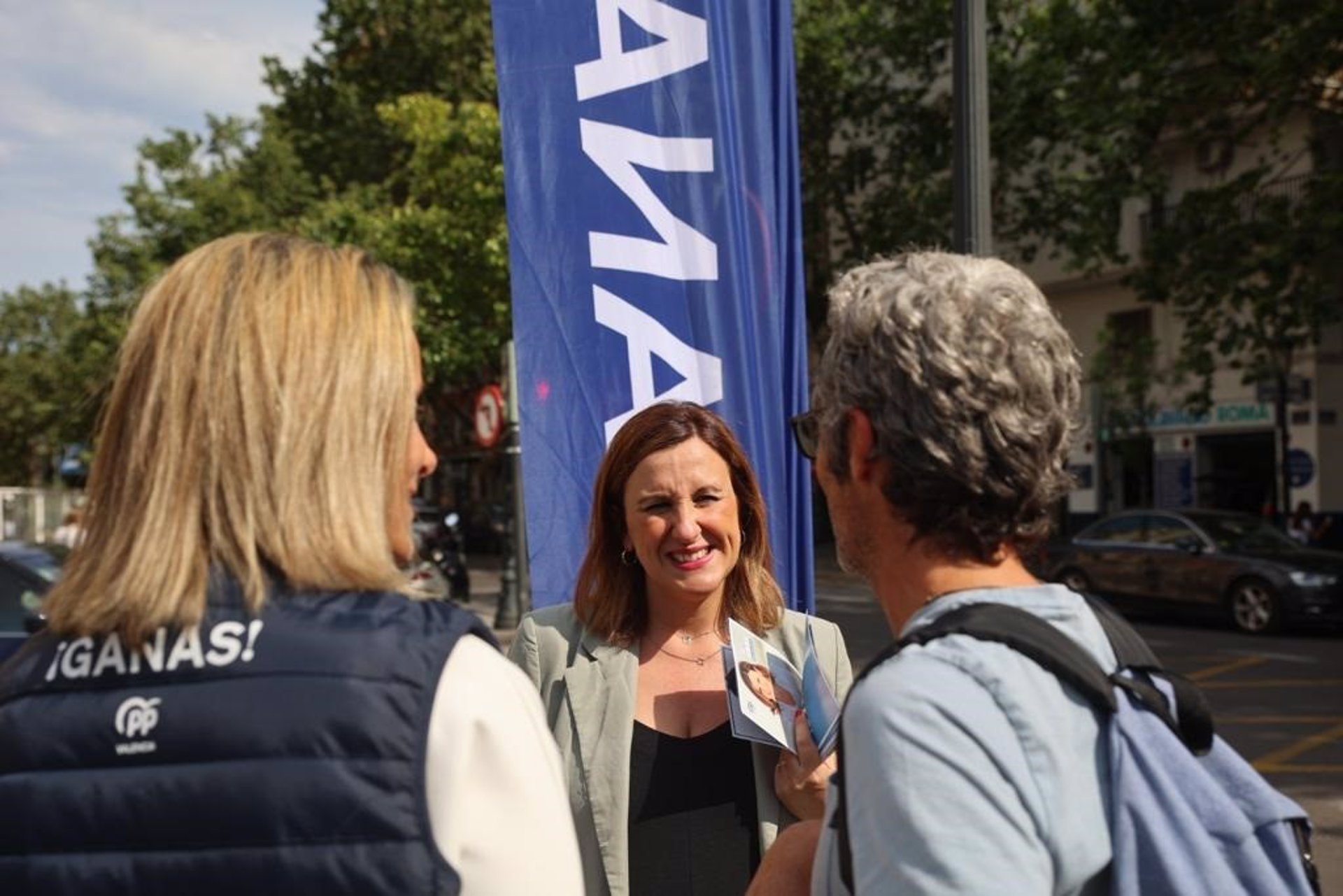 Catalá en su visita a la carpa de Micer Mascó - Foto: PP DE VALÈNCIA  - 