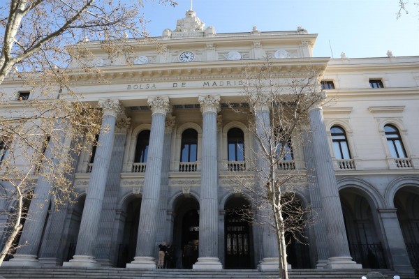 El Ibex 35 cierra con una caída del 0,37% y se queda a las puertas de los 9.200 puntos, marcado por BBVA