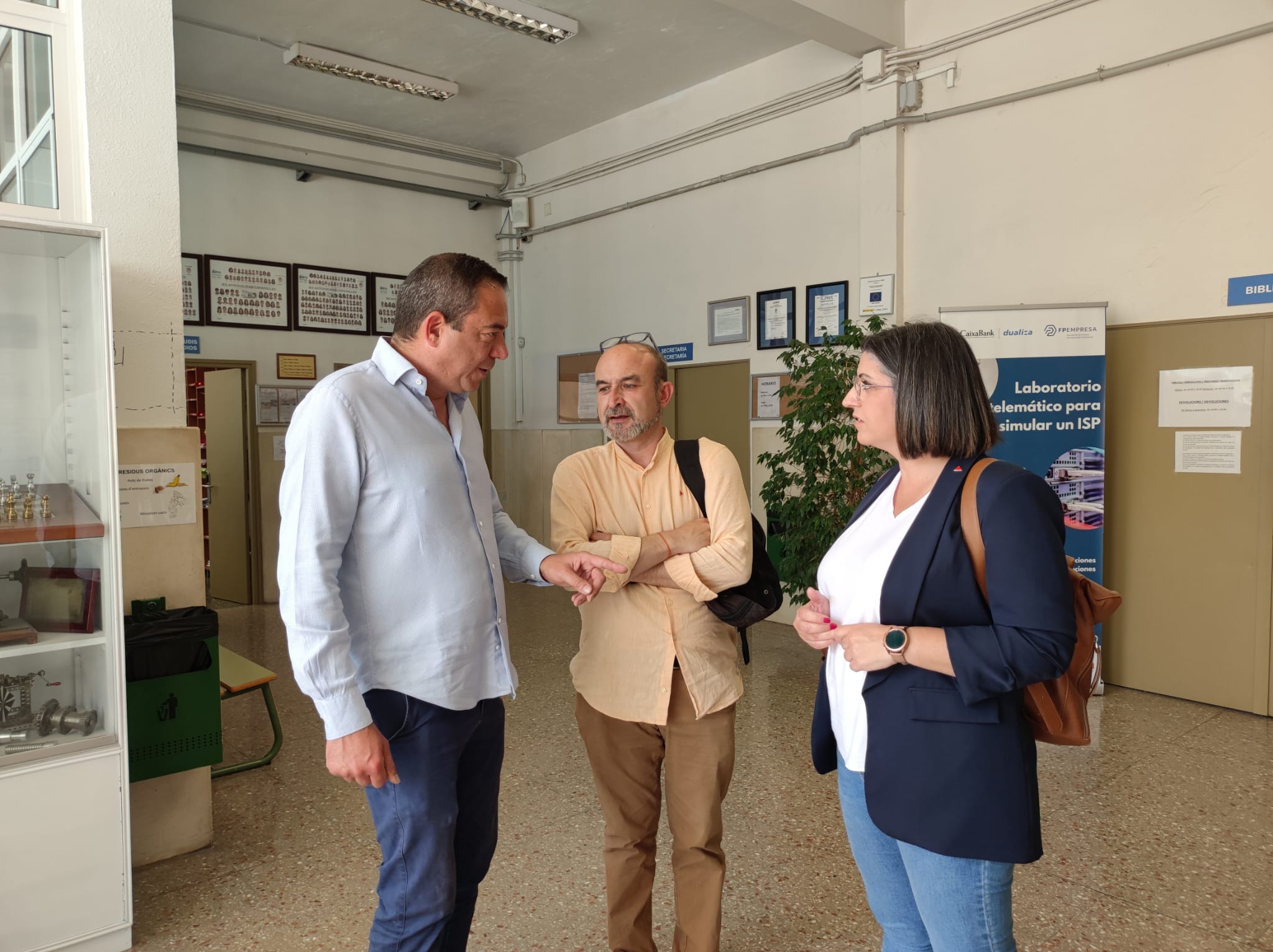El candidato de Unides per Alacant, Manolo Copé, en el IES Cavanilles. - 