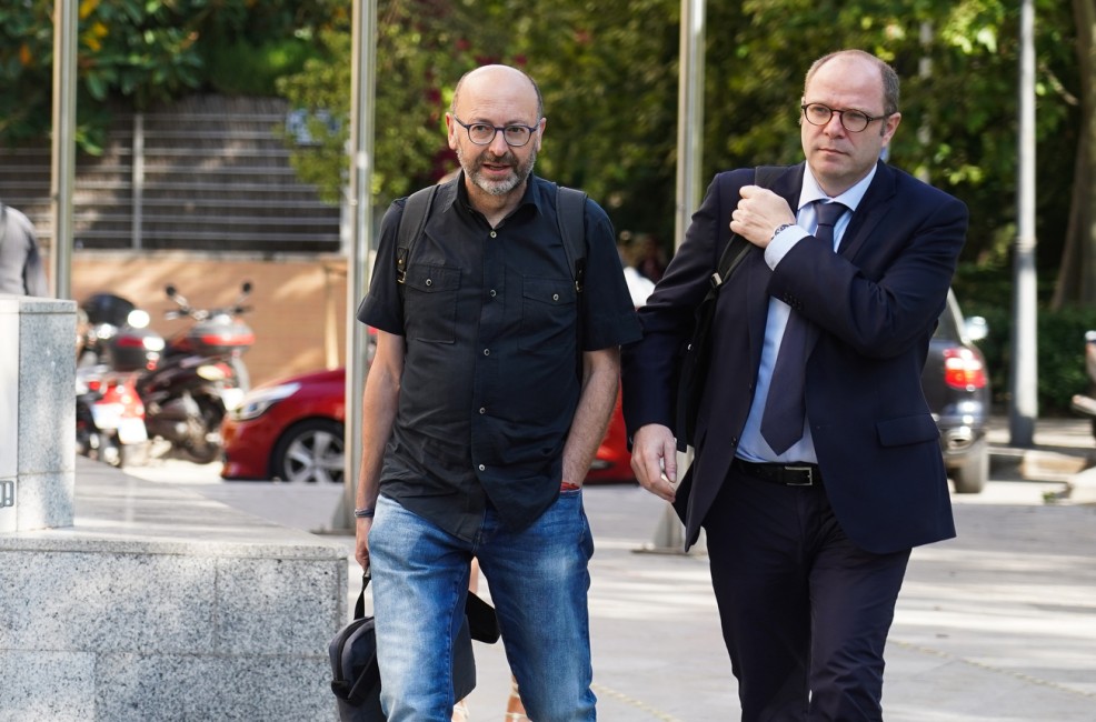 Francis Puig, junto a su abogado, a las puertas de los juzgados. Foto: EDUARDO MANZANA - 