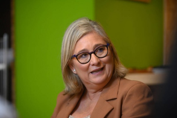 Peris promete ofrecer un primer empleo 