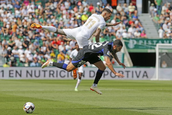 Fidel adelanta al Elche ante un pobre Atlético