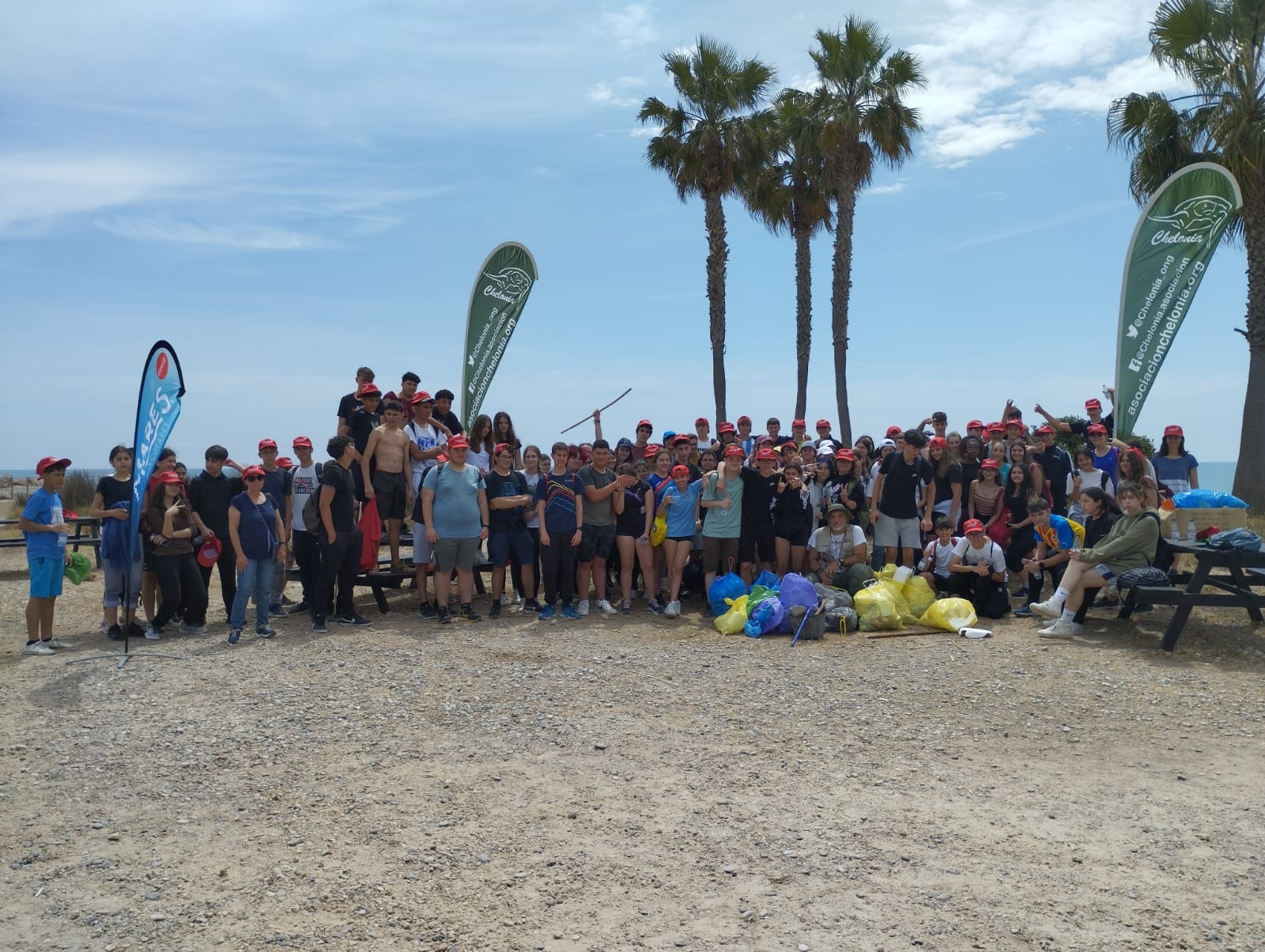 L'alumnat de l'IES Gilabert de Centelles participa en la recollida de residus a les platges de Nules