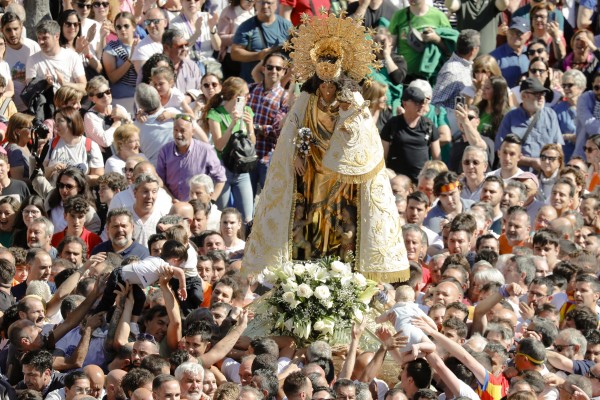Miles de valencianos arropan a la Virgen de los Desamparados durante su tradicional trasladado