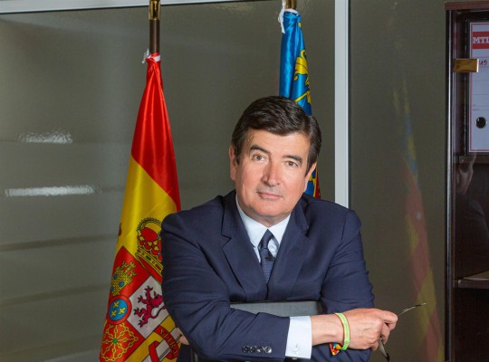 Giner defiende el centro frente al bipartidismo 