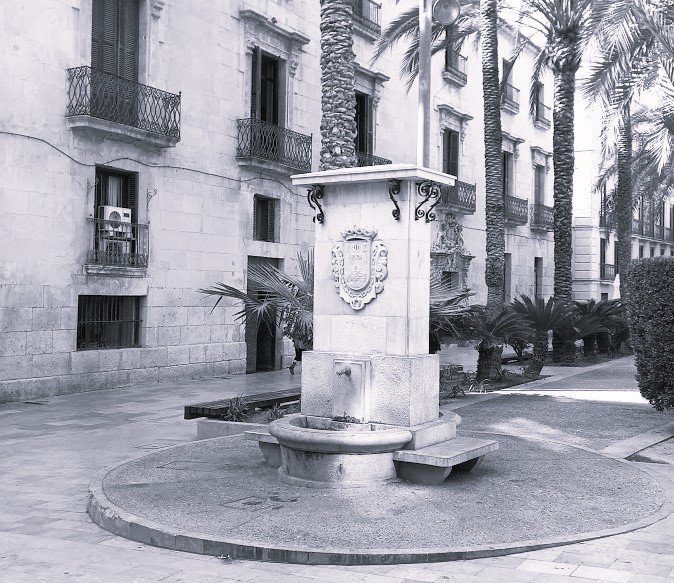 La fuente que preside la Plaza de la Santísima Faz de Alicante. Fotos: PASCUAL ROSSER LIMIÑANA - 