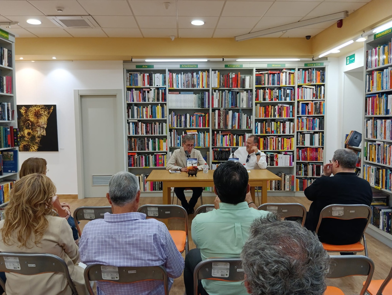 Javier Carrasco, a la izquierda, acompañado por José Javier Castillo, durante la presentación de 'Alivio de domingo' en la librería Popular de Albacete. - 