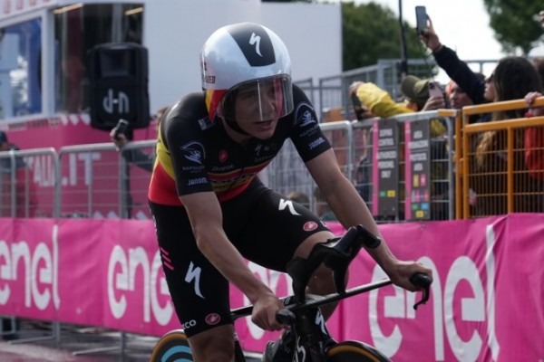 Evenepoel gana la crono y se viste de rosa
