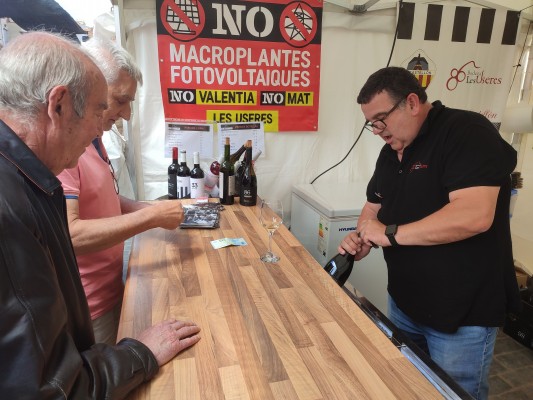 
Los bodegueros de les Useres celebran la Fira del Vi... pero claman contra las fotovoltaicas