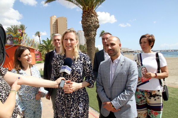 Cs enarbola la bandera del Mar Menor y se compromete a blindar su protección en el Estatuto
