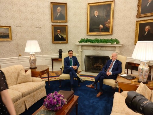 Biden recibe a Sánchez en el despacho oval y agradece su 